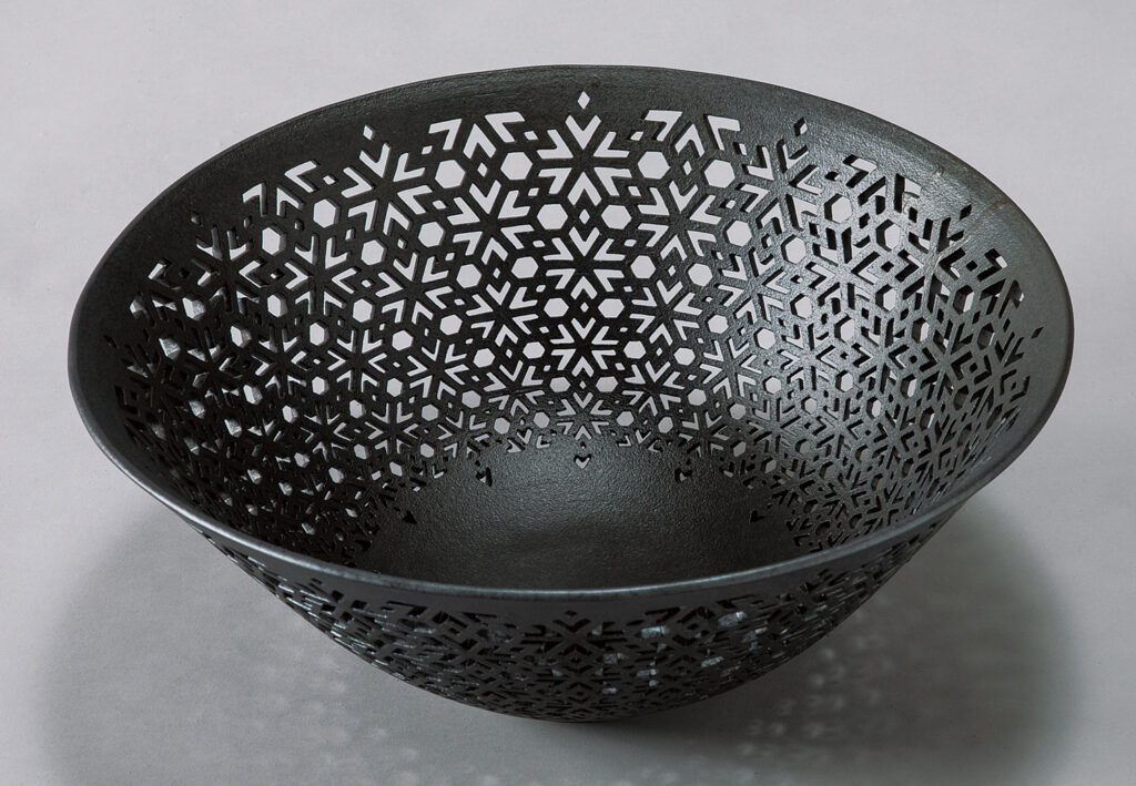 違い菱連環文透鉢「燦華」